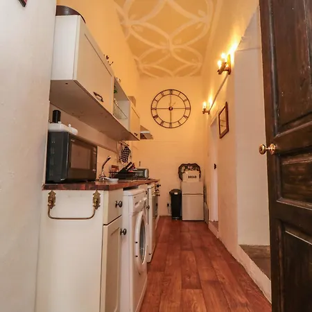 Apartment Catherine Parrs Sewing *