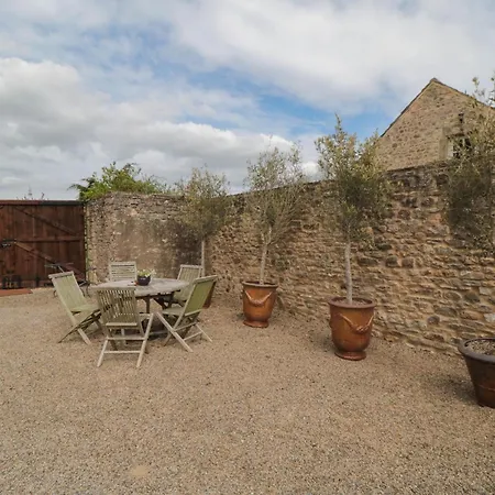 Catherine Parrs Sewing Бедейл